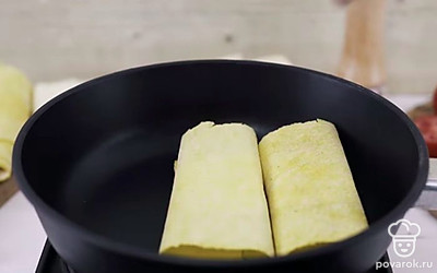 Обжарьте на углях или сковороде до расплавления сыра.