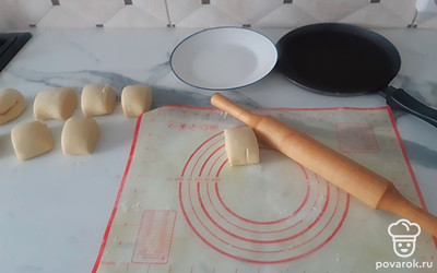 Одно яйцо смешиваем с банкой сгущёнки, щепоткой соли и мукой. Замешиваем тугое тесто, раскатываем на 8 коржей. 