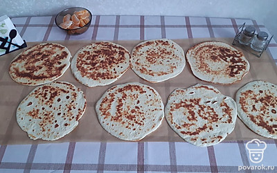 На блинной сковороде выпекаем коржи, пекутся очень быстро. 