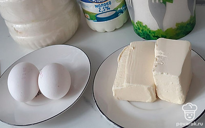 Объединяем яйца, масло сливочное, ванильный сахар или ванилин, сахар, молоко и 5 десертных дожек муки. Ставим в посуде с толстым дном на огонь и уваривем до загустения. Охлаждаем крем и коржи. Собираем тортик и украшаем крошкой печенья и молотым орехом.