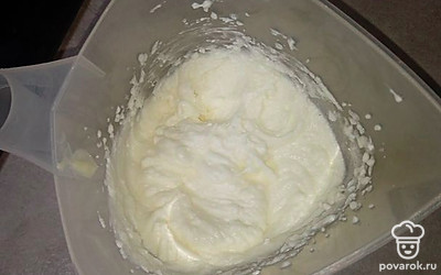 Размягченное масло взбить с сахаром и 135 граммами сметаны.