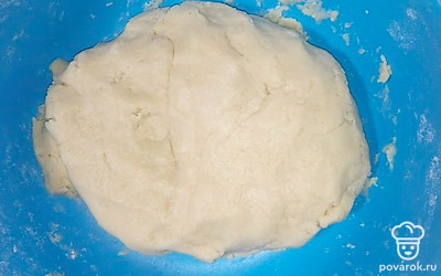 Добавить муку и разрыхлитель, замесить тесто, собрать в шар и положить в морозилку на полчаса.