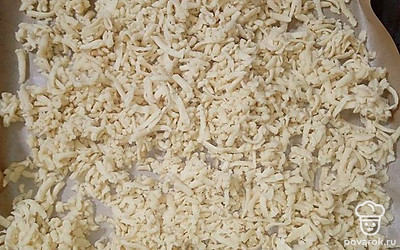 Тесто натереть на терке на пергамент, выпекать минут 15 до золотистого цвета, в процессе перемешивать. 