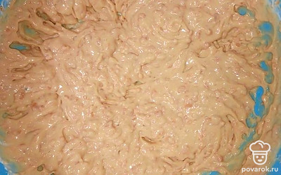 Взбить сгущёнку с 100 граммами сметаны.