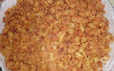 Смешать тесто с кремом. Миску застелить пищевой пленкой, на нее выложить тесто, утрамбовать, сверху тоже накрыть пленкой и убрать в холодильник на несколько часов.