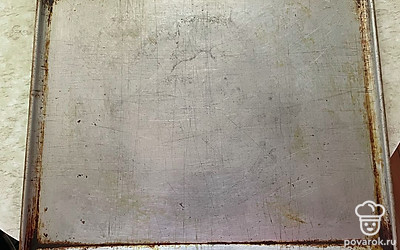 Форму для выпекания смажьте растительным маслом.