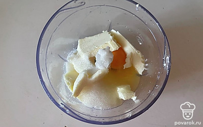 В чаше блендера соедините сливочное масло, сахар, яйцо.