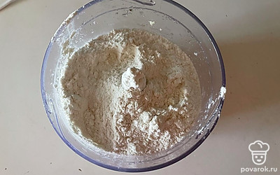 К этой массе просейте муку.