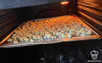 Эту крошку из теста отправьте в духовку выпекаться при 180 градусах на 15 минут.