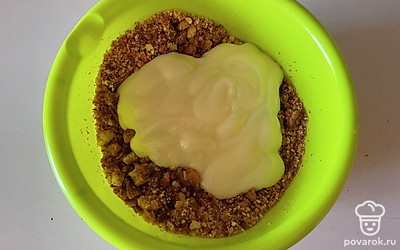 К этой крошкие добавьте всю сгущенку.