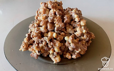 Сформируйте на блюде торт произвольной формы.