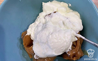 Для соуса смешать сгущенку и сметану.