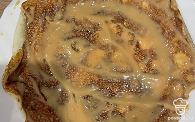 На блин намазать соус, укрыть блином, повторять несколько раз.