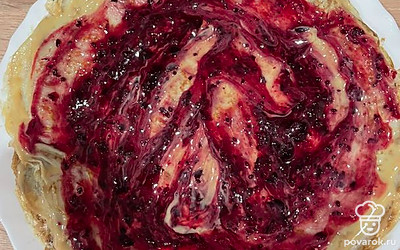 В некоторые слои добавить варенье, повторять все действия до окончания ингредиентов.