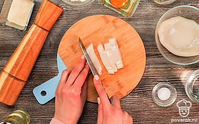 Подготовьте кальмаров и кляр. Нарежьте очищенных кальмаров колечками толщиной около 5 мм. В отдельной миске смешайте соль, перец, муку, яйцо и воду. Хорошо перемешайте. Кляр должен получиться довольно жидким. Регулируйте густоту мукой и водой. Панировочные сухари насыпьте в отдельную тарелку.