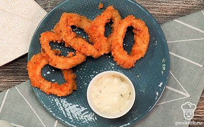 Готовое аппетитное и ароматное блюдо подавайте к столу с соусом тартар.