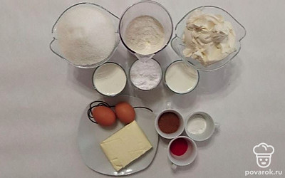 Приготовьте ингредиенты по списку и форму для выпечки. Муку просейте через сито, чтобы она насытилась кислородом. Сливочное масло слегка подтопите или просто заранее достаньте из холодильника, чтобы оно немного подтаяло при комнатной температуре.