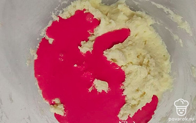 Сливочное масло с добавлением сахара взбейте миксером. Теперь к сладкой масляной массе вбейте 2 куриных яйца. Тщательно перемешайте и залейте кефир. Добавьте краситель и вновь перемешайте содержимое.