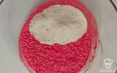 Смешайте сыпучие ингредиенты по списку. Постепенно вводите их к жидкой массе, замешивая при этом плотное тесто.