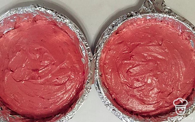 В форму загрузите половину объема теста и разровняйте его лопаткой. Выпекайте 40 минут при 170 градусах. Также поступите и с второй половиной теста. Полученные коржи разделите пополам каждый с помощью острого ножа или нитки.