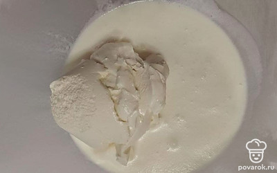 В сливки засыпьте сахар и взбейте миксером. Затем добавьте сливочный сыр и вновь с помощью миксера взбейте все до однородной структуры.
