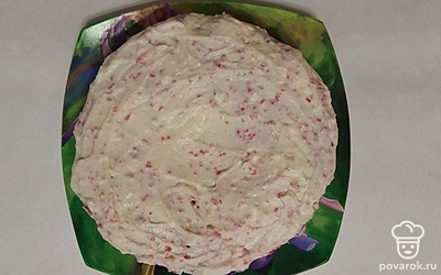 Приступайте к сборке торта. Каждый корж, смазывая кремом, выкладывайте друг на друга. После остатками крема щедро промажьте бока и верх будущего торта. Равномерно по всей поверхности присыпьте десерт красной крошкой и отправьте его в холод на 4 часа, чтобы он пропитался.