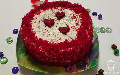 Торт присыпьте кондитерской посыпкой. Разрежьте на порционные кусочки и подайте на стол к чаепитию.