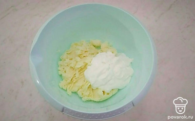 Добавьте в масло сахар, разотрите, добавьте сметану, хорошо перемешайте. В просеянную муку добавьте разрыхлитель, перемешайте и порциями добавляйте ее к масляной смеси замешивая тесто. Тесто соберите в ком и разделите на 2 части.