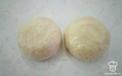 Заверните в пленку и поставьте в холодильник на 40 минут. Противень застелите бумагой для выпечки и на бумагу на крупной терке натрите холодное тесто. Выпекайте в разогретой духовке до 200 градусов, 20-30 мин. до румяного цвета. Испеченное тесто охладите до комнатной температуры и разломайте на средние и мелкие кусочки.