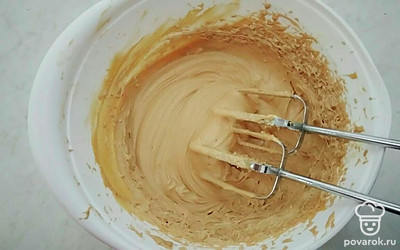 Соедините сгущенное молоко со сливочным маслом и взбейте до однородности. В глубокой миске смешайте крем с песочной крошкой. Глубокую миску застелите пищевой пленкой и выложите в нее песочное тесто с кремом. Утрамбуйте, оставьте в холодильнике на ночь, чтобы застыло масло.