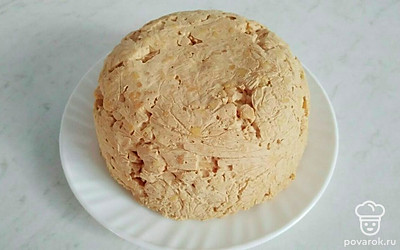 Переверните торт на тарелку, снимите пленку. Готовый торт украсьте натертым шоколадом.