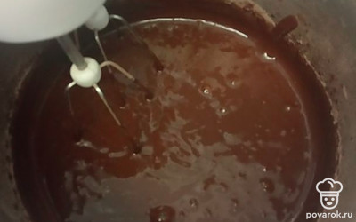 Яйца с сахаром перемешать, добавить, муку, разрыхлитель, йогурт, масло. Делим на 2 части, в одну часть какао добавить.