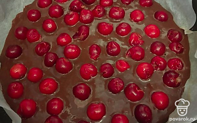 Застелить пергаментом, выложить часть теста, вишню без косточек.