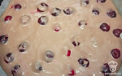 Сверху оставшимся тестом, в духовку на 40 минут при 180 градусах. Смешать сметану с сахаром 30 грамм, намазать сверху на торт, можно добавить глазурь или шоколадый сироп.