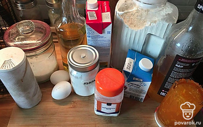 Подготовьте ингредиенты. Молоко и яйца должны быть комнатной температуры.