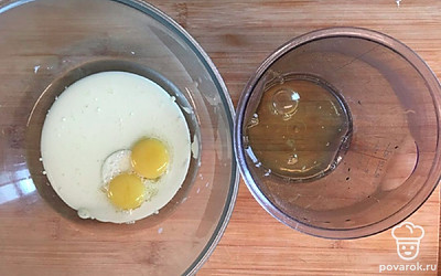 В миске соедините молоко, растительное масло и желтки. Белки отделите в другую ёмкость и добавьте к ним щепотку соли.