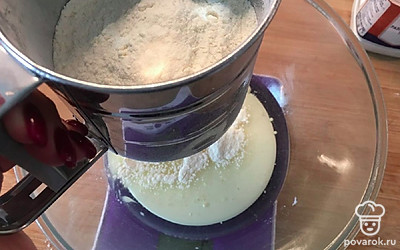 Просейте в миску муку и разрыхлитель.