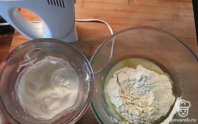 Взбейте белки с солью до устойчивых пиков.