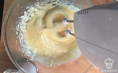 Перемешайте смесь во второй миске так, чтобы не было комочков.