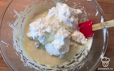 Введите белки, аккуратно перемешивая их лопаткой.