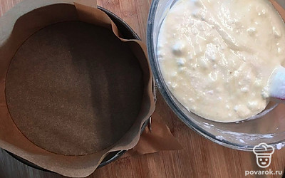 Форму диаметром 16 сантиметров застелите бумагой и перелейте в нее тесто.