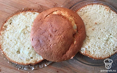 Дайте коржу остыть 10 минут и разрежьте на три части.