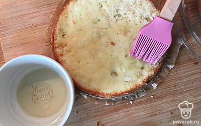 При помощи кисточки пропитайте два круглых бисквита сиропом (у меня сироп юдзу).