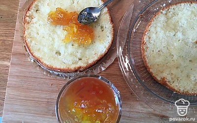 Выложите апельсиновый джем и распределите его.