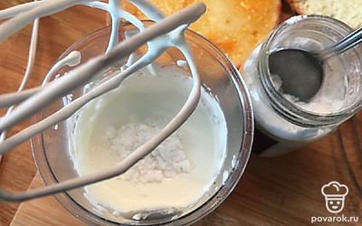 Холодные сливки взбейте с сахарной пудрой.