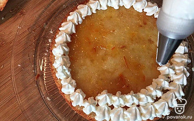 Переложите сливки в мешок и отсадите поверх джема.