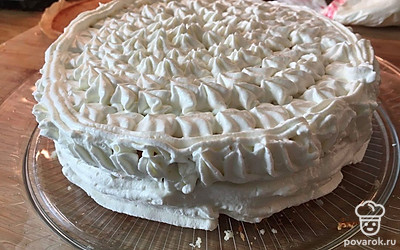 Повторите со вторым коржом. Остатки сливок отсадите по бокам тортика.