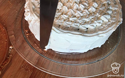 Разровняйте бока лопаткой.