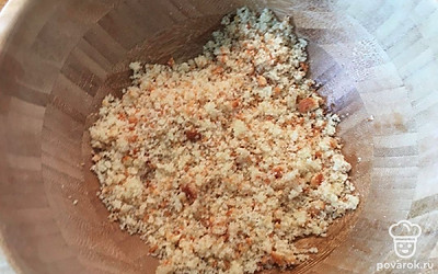 Верхушку бисквита измельчите в блендере.