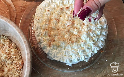 Посыпьте торт со всех сторон крошкой.